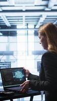 vertical admin dentro dados Centro trabalho com artificial inteligência informatizado modelo simulando humano cérebro. empregado trabalhando em caderno com ai máquina Aprendendo algoritmos usando padronizar reconhecimento, Câmera b video