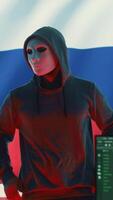 vertical russo especialista trabalhando dentro Alto tecnologia cyber operações Centro para coletar em formação através malicioso hacking ataque. russo federação espalhando falso notícia e ciberguerra propaganda. Câmera uma. video
