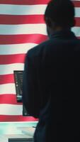 Vertical A technical team in a governmental cyber environment with the USA flag. Focus on cybersecurity strategy, threat management and secure operations for national security and digital defense. Camera A. video
