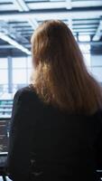 vertical pessoa dentro dados Centro trabalho com artificial inteligência tecnologia simulando humano cérebro. mulher trabalhando em digital dispositivo com ai máquina Aprendendo algoritmos usando padronizar reconhecimento, Câmera b video