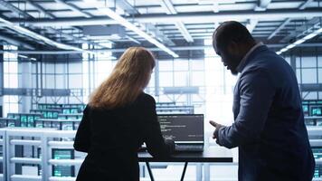 équipe de les développeurs Faire entretien vérification en utilisant portable à prolonger Les données centre Matériel la vie portée. il soutien Personnel membres dans serveur centre moniteur serveur Infrastructure en utilisant carnet de notes, caméra b video