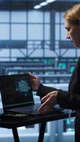 vertical admin dentro dados Centro trabalho com artificial inteligência informatizado modelo simulando humano cérebro. empregado trabalhando em caderno com ai máquina Aprendendo algoritmos usando padronizar reconhecimento, Câmera uma video