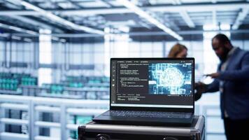 foco em caderno usava de servidor Fazenda técnicos dentro fundo usando artificial inteligência informatizado modelo. fechar acima do dispositivo com ai neural redes usando padronizar reconhecimento, Câmera b video