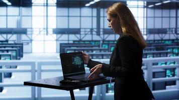 admin dentro dados Centro trabalho com artificial inteligência informatizado modelo simulando humano cérebro. empregado trabalhando em caderno com ai máquina Aprendendo algoritmos usando padronizar reconhecimento, Câmera uma video