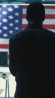 Vertical A technical team in a governmental cyber environment with the USA flag. Focus on cybersecurity strategy, threat management and secure operations for national security and digital defense. Camera B. video