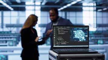 foco em caderno usava de servidor Fazenda técnicos dentro fundo usando artificial inteligência informatizado modelo. fechar acima do dispositivo com ai neural redes usando padronizar reconhecimento, Câmera uma video