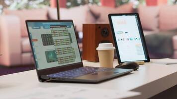 tömma företag entreprenör kontor uppstart på Hem med personlig dator och dokument som visar finansiell data för börja utveckling. avlägsen arbete planera för företag tillväxt. video