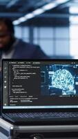 vertical foco em caderno usava de servidor Fazenda técnicos dentro fundo usando artificial inteligência informatizado modelo. fechar acima do dispositivo com ai neural redes usando padronizar reconhecimento, Câmera uma video
