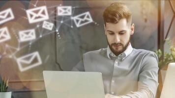 homem verificação dele e-mails em uma computador portátil com flutuando ícones por aí video