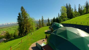 aéreo Visão do uma moderno glamping recorrer com uma Visão do a tatra montanhas video