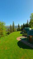 aéreo Visão do uma moderno glamping recorrer com uma Visão do a tatra montanhas video