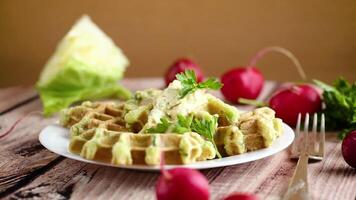 Gemüse Kohl Waffeln gebraten mit Kräuter video