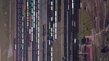 antenn se av järnväg sortering station och en massa av godsvagnar på en järnväg. Drönare flugor över järnväg spår. 4k kvalitet video