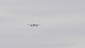 avion est approchant atterrissage, longue tir. avion descendant, de face voir. jet avion dans le ciel. Voyage concept video
