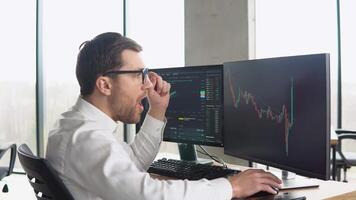 Trader celebrating successful day at the stock market. Bitcoin growth, bullrun video