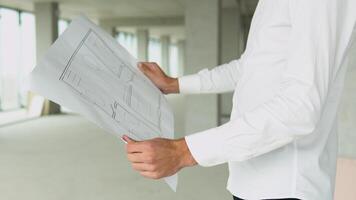 engenheiro construtor às construção local com projeto, fechar acima video