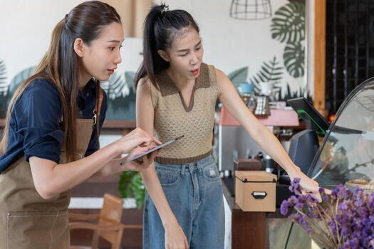 Asia mujer propietario contento y sonrisa recibir orden desde cliente. garantías seguridad, limpieza, abierto el café tienda. abierto para nuevo normal. pequeño negocio, bienvenido, restaurante, hogar hecho, café foto