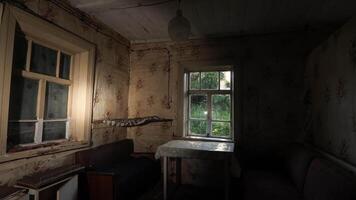 pièce dans un vieux abandonné maison. vue de le fenêtre de un abandonné maison video