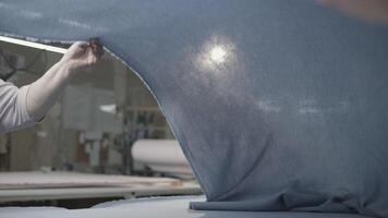 de bearbeta av tyg tillverkning innebär framställning och uppvikning ark av tyg video