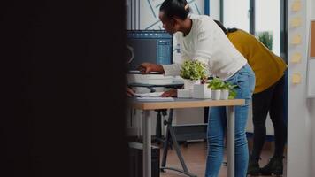 profissional pesado indústria equipe do engenheiros trabalhando em computador com dois monitores usando cafajeste Programas com integrado desenvolvimento meio Ambiente para Projeto industrial maquinaria componente. video