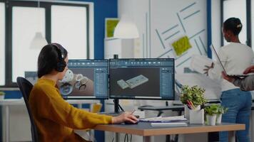 industrial desenhador discutindo com mulher engenheiro enquanto trabalhando dentro cafajeste programa, concepção Novo componentes, comparando 3d protótipo com projeto a partir de computador portátil. equipe de trabalho usando computador com dois monitores video