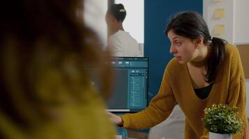 industrial mulher desenhador discutindo com técnico engenheiro trabalhando dentro cafajeste programa, concepção 3d protótipo máquina componentes. desenhador diretor cheking e escrever informações em pegajoso notas video