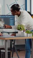 profissional pesado indústria equipe do engenheiros trabalhando em computador com dois monitores usando cafajeste Programas com integrado desenvolvimento meio Ambiente para Projeto industrial maquinaria componente. video