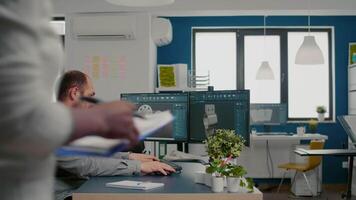 africano projeto Gerente chegando às técnico desenhador discutindo sobre Ideias para inovar motor protótipo. homem trabalhando dentro cafajeste Programas analisando 3d engrenagens olhando às computador com dual monitores configuração video