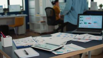 selektiv fokus på kvinna händer innehav läsplatta zoomning i på försäljning paj Diagram och jämförande data med statistik på bärbar dator skärm. närbild av börja anställd arbetssätt digital enhet i kontor. video