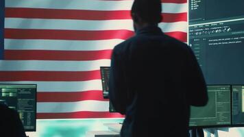 A technical team in a governmental cyber environment with the USA flag. Focus on cybersecurity strategy, threat management and secure operations for national security and digital defense. Camera A. video