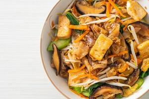 fideos salteados con tofu y verduras foto