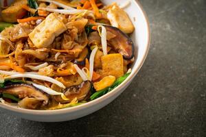 fideos salteados con tofu y verduras foto
