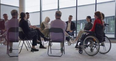ein vielfältig Gruppe von jung Geschäft Unternehmer versammelt im ein Kreis zum ein treffen, diskutieren korporativ Herausforderungen und innovativ Lösungen innerhalb das modern Grenzen von ein groß Konzern video
