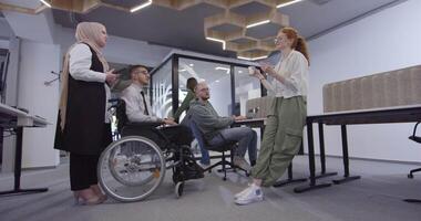 grupp av företag människor brainstorming tillsammans i en börja Plats, diskuterar företag projekt, investeringar, och lösning utmaningar. video