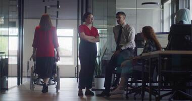 en olika grupp av företag kollegor förlova sig i diskussioner handla om olika företag utmaningar, omgiven förbi deras medarbetare i en modern börja kontor, visa upp lagarbete, innovation, och problem video