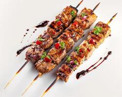 un brocheta de carne con salsa en eso foto