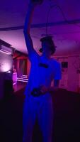 el jugador obras de teatro el juego utilizando virtual realidad. neón estilo. video