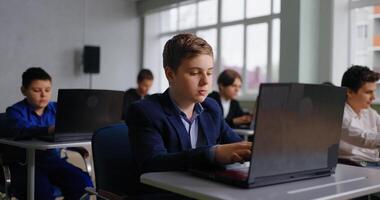 alunos dentro codificação clássico, retrato do escola alunos trabalhando com laptops dentro baseado em computador classe video