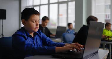 exame dentro codificação Aulas, retrato do concentrado escola alunos trabalhando com laptops dentro Sala de aula video