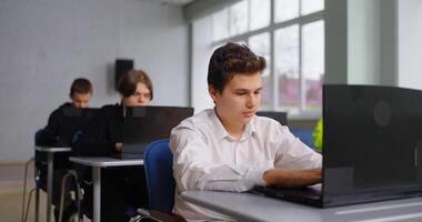 Alto escola alunos Rapazes Aprendendo programação língua dentro codificação Aulas, exame para escola alunos video