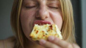 jovem mulher com olhos fechadas desfrutando dentro gosto do Comida enquanto comendo às lar, fechar acima video