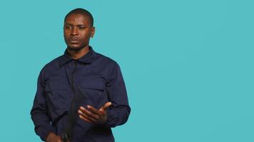 porträtt av säkerhet ombud säkring tilldelad posta, smackande hand med batong till dyka upp skrämmande. väktare gör hotfull gest med batong, hantering säkerhet överträdelser, kamera en video