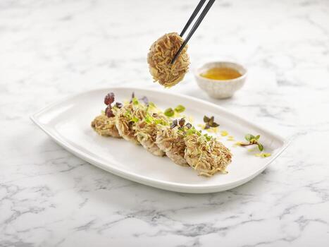 freído en sarten picado Cerdo con plata pescado servido en un plato lado ver en gris mármol antecedentes foto