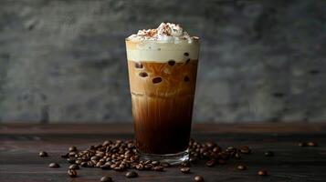 foto de un con hielo café en un vaso