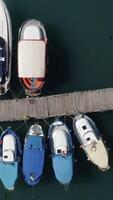 estacionado buques. acción.la Oceano y el puente dónde el barcos y vasos son estacionado, cuales son pegado con un cuerda. video