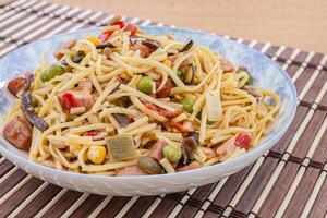 tallarines con carne, vegetales y hongos foto