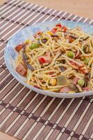 tallarines con carne, vegetales y hongos foto
