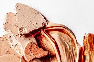 aplastada maquillaje productos - belleza y productos cosméticos estilizado concepto foto