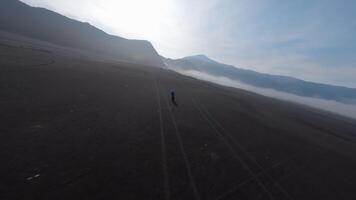 Mann Enduro, schnelle Geschwindigkeit Drift Reiten auf ein Lava Feld von vulkanisch Sand fpv video