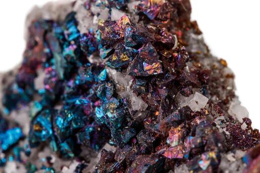 macro mineral Roca calcopirita en un blanco antecedentes foto